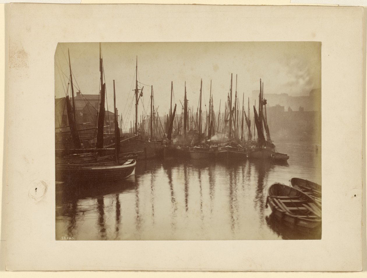[Whitby hamn] av Frank Meadow Sutcliffe