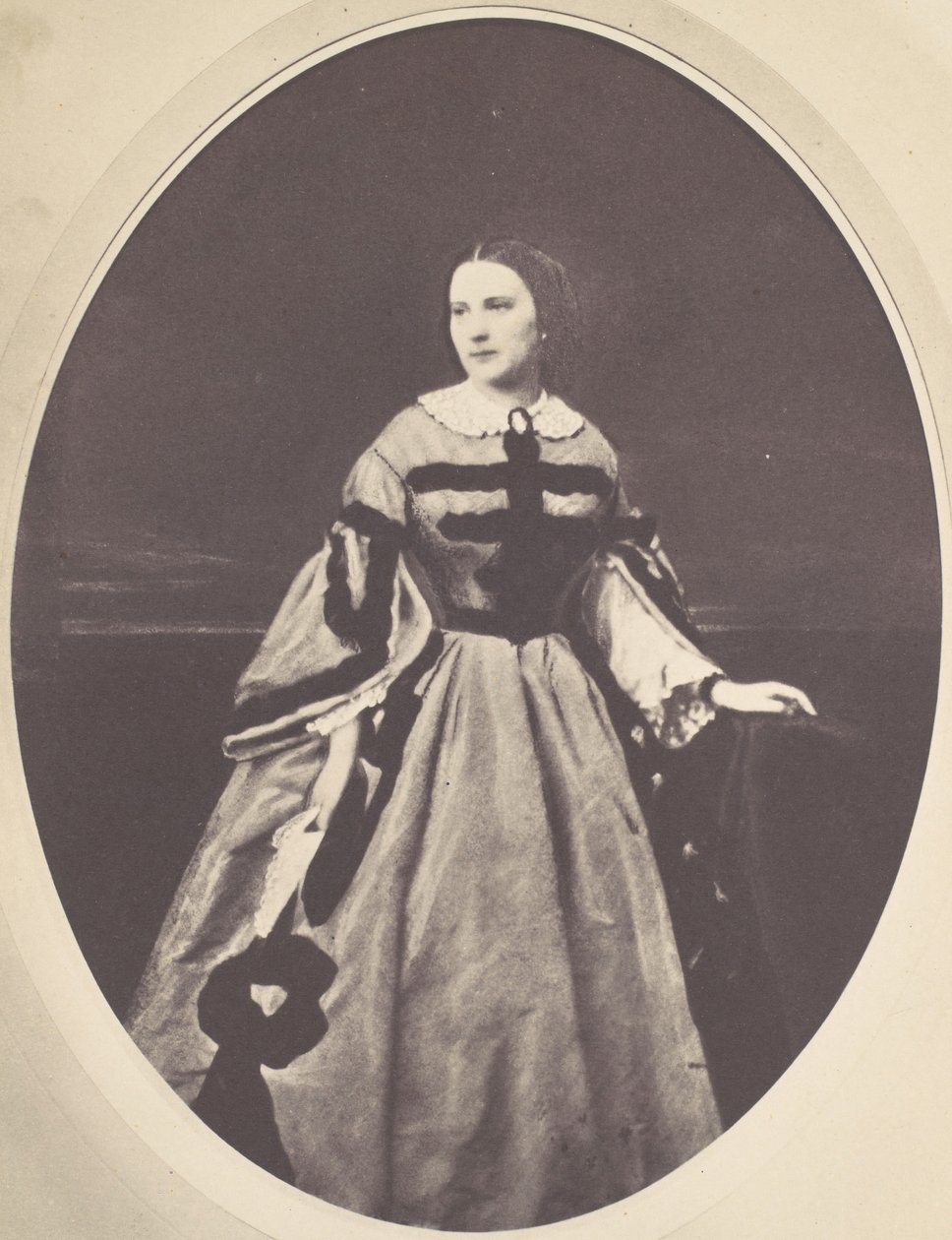 [Kvinnoporträtt, stående, tittar till vänster], 1850-60-tal. av Franz Antoine