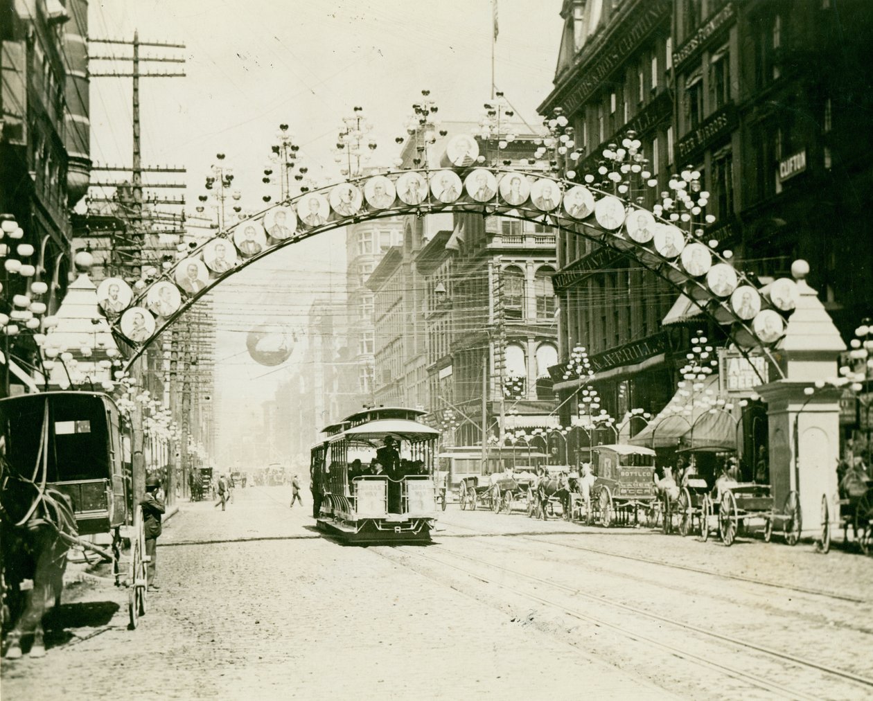 Broadway north of Chestnut decorated for the 1892 Fall Festivities av Fred Nedderhut of the St. Louis Globe Democrat
