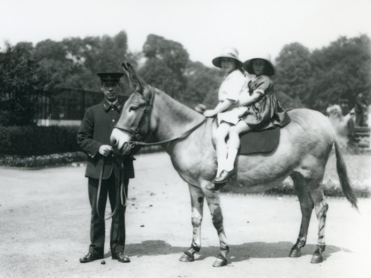 Två unga flickor rider på en rumpa, London Zoo, augusti 1922 (bw-foto) av Frederick William Bond