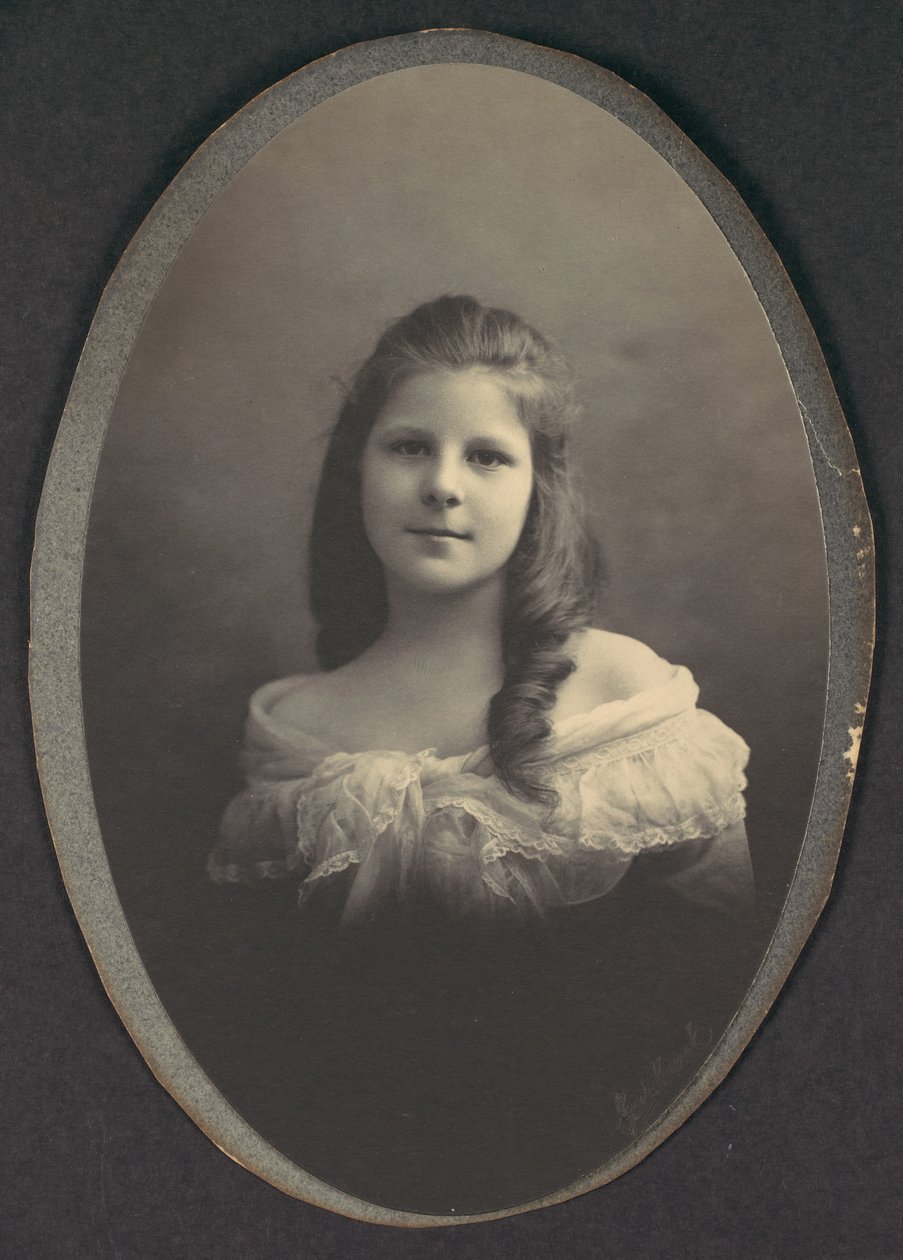 [Flicka med vit off-the-shoulder klänning], 1890-talet. av Frederick Gutekunst