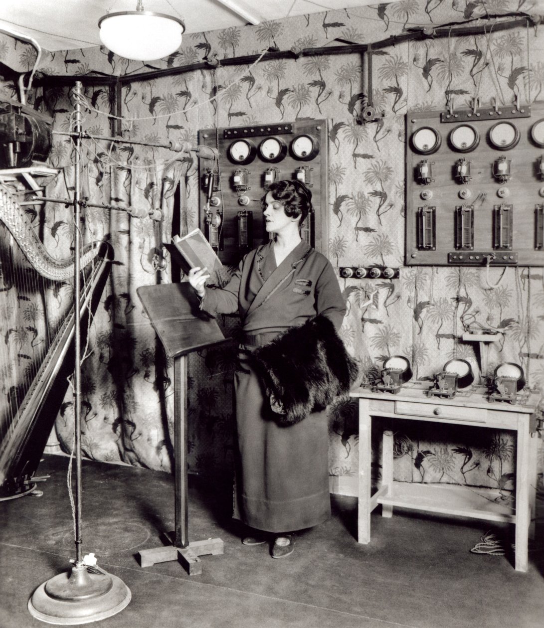 Beatrix Dussane i en radioinspelningsstudio, ca 1936 av French Photographer