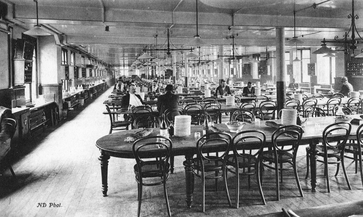 Matsal för anställda på Bon Marché-varuhusen, Paris, ca 1890 av French Photographer