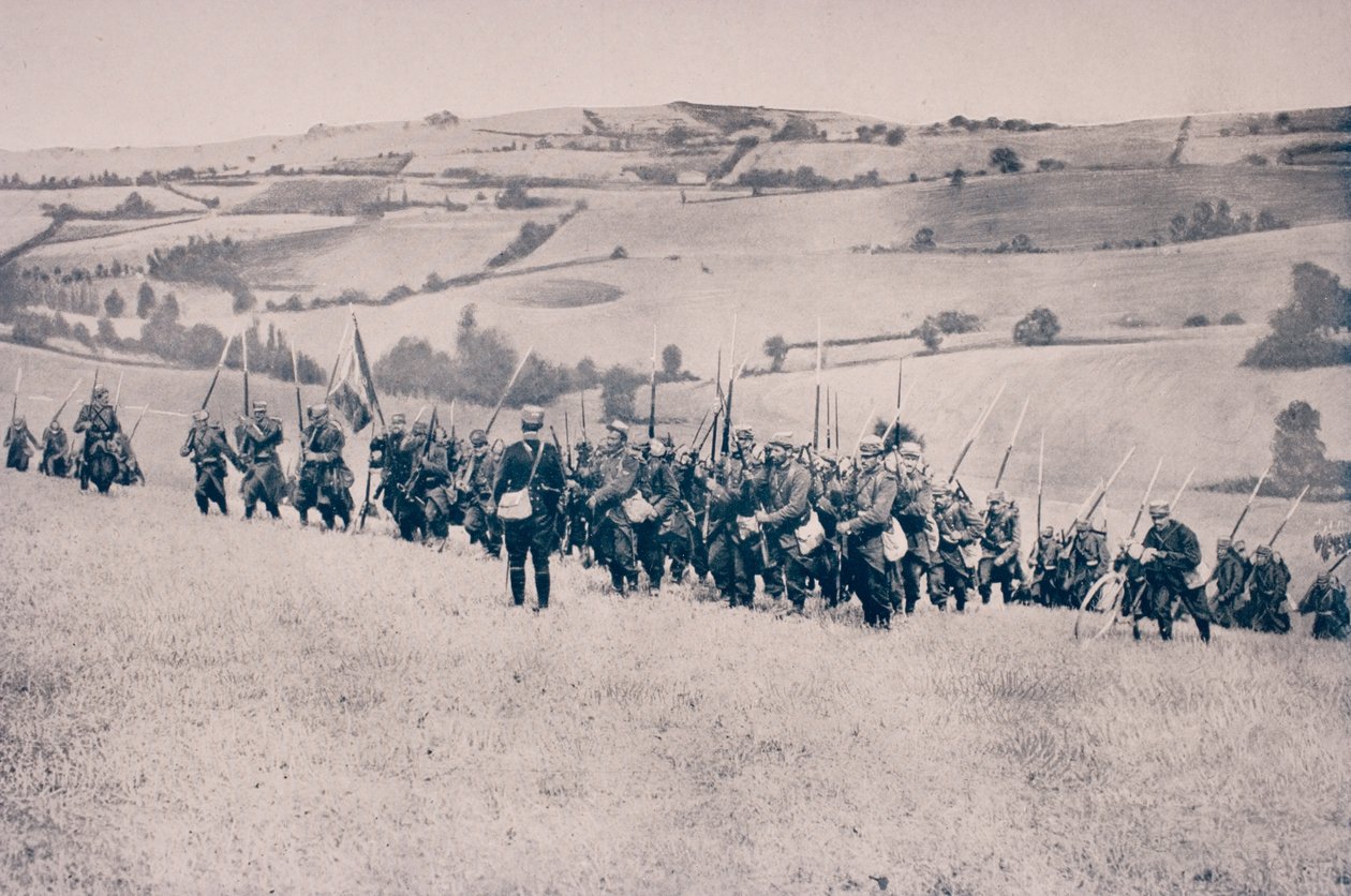 Franskt infanteri på frammarsch genom jordbruksmark i nordöstra Frankrike av French Photographer