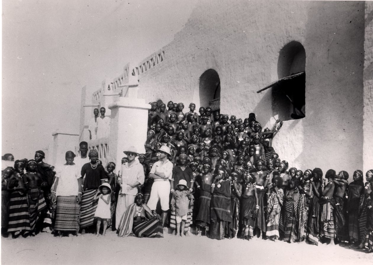 Grupp unga flickor framför residenset i Filinge nära Nyamey, Niger, 1929 av French Photographer