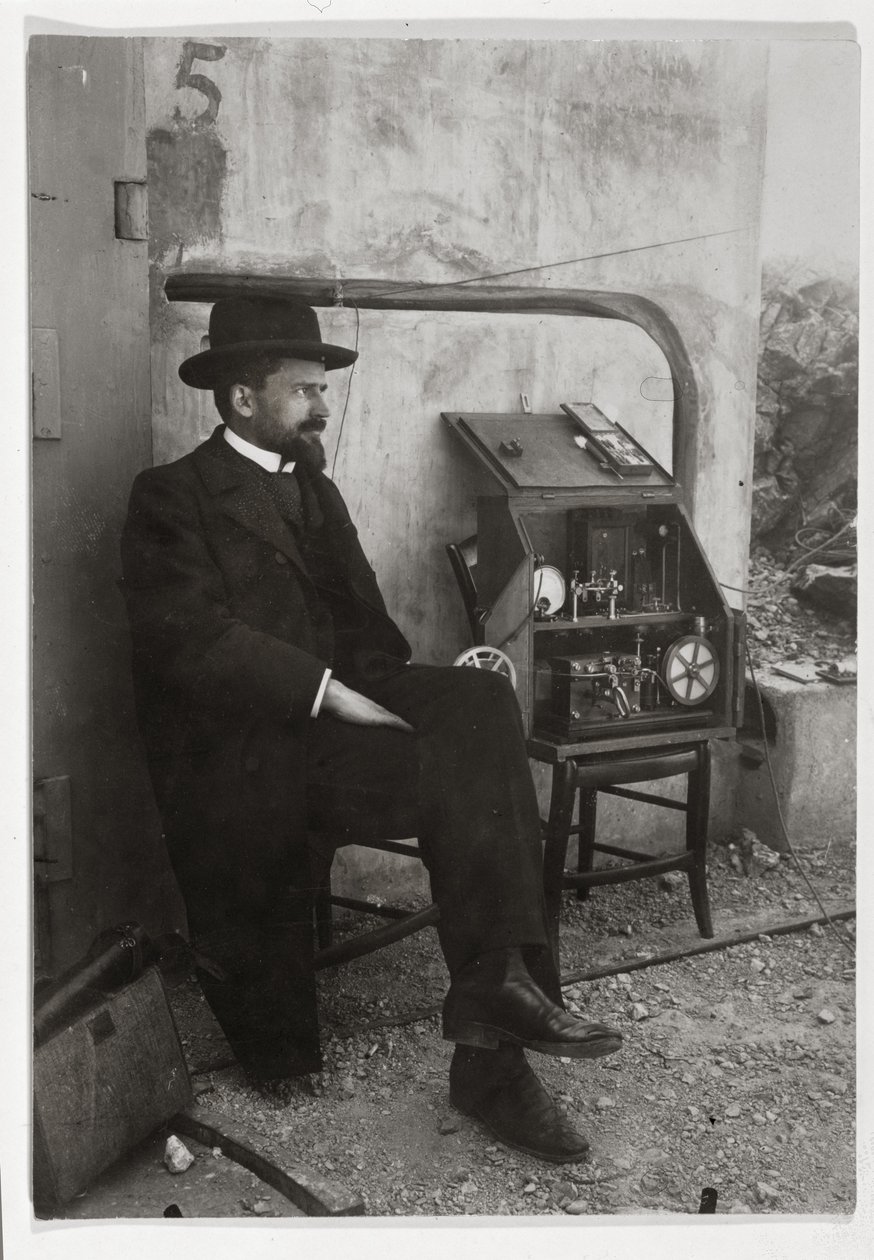 Gustave Ferrie bredvid sin första TSF-maskin, ca 1900 av French Photographer