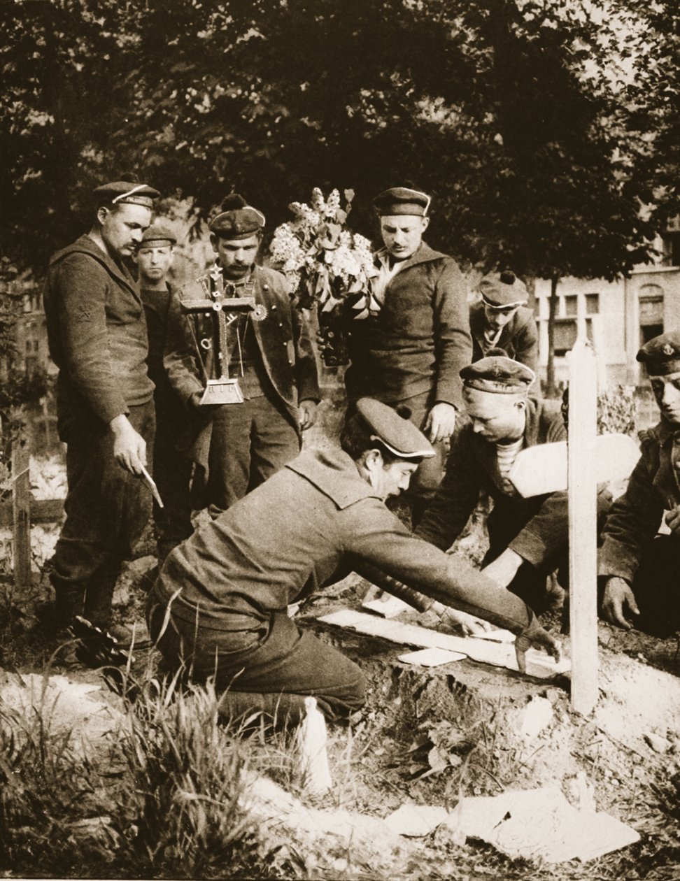 Marinskyttar dekorerar en grav på Nieuport Cemetery, 1915 (sepiafoto) av French Photographer
