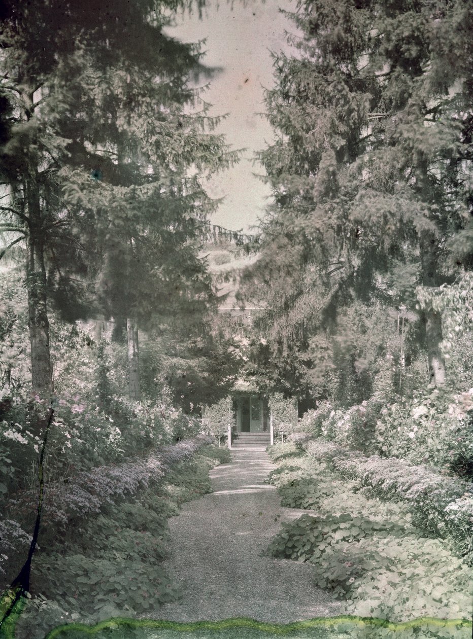 Stig i Monets trädgård i Giverny, tidigt 1920-tal av French Photographer
