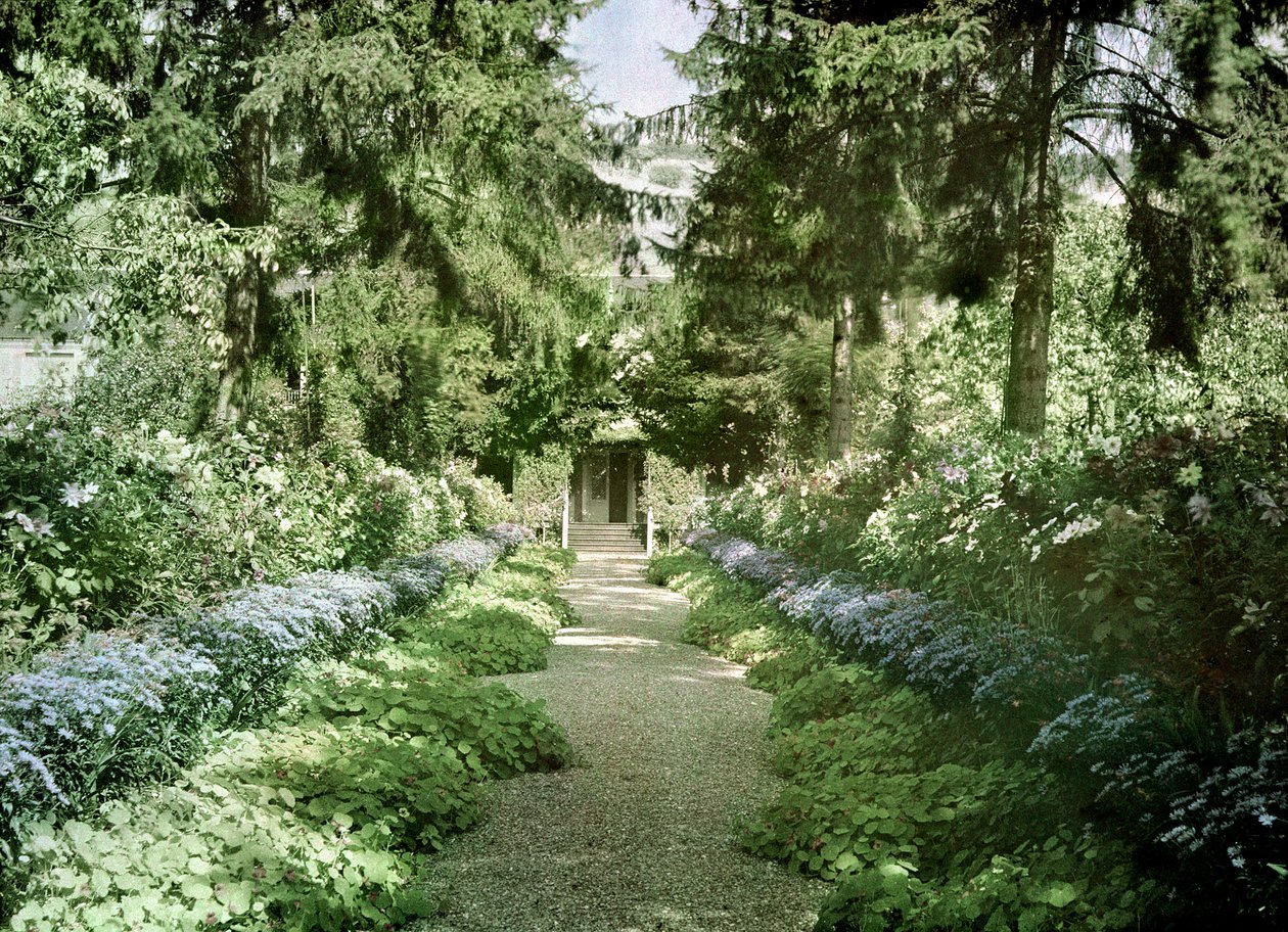 Stig i Monets trädgård i Giverny, tidigt 1920-tal av French Photographer