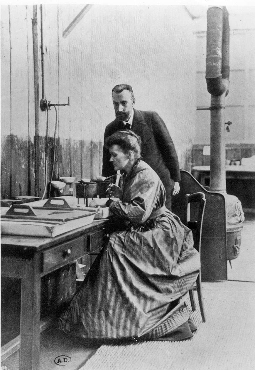 Pierre (1859-1906) och Marie Curie (1867-1934) i deras laboratorium, ca 1903 av French Photographer