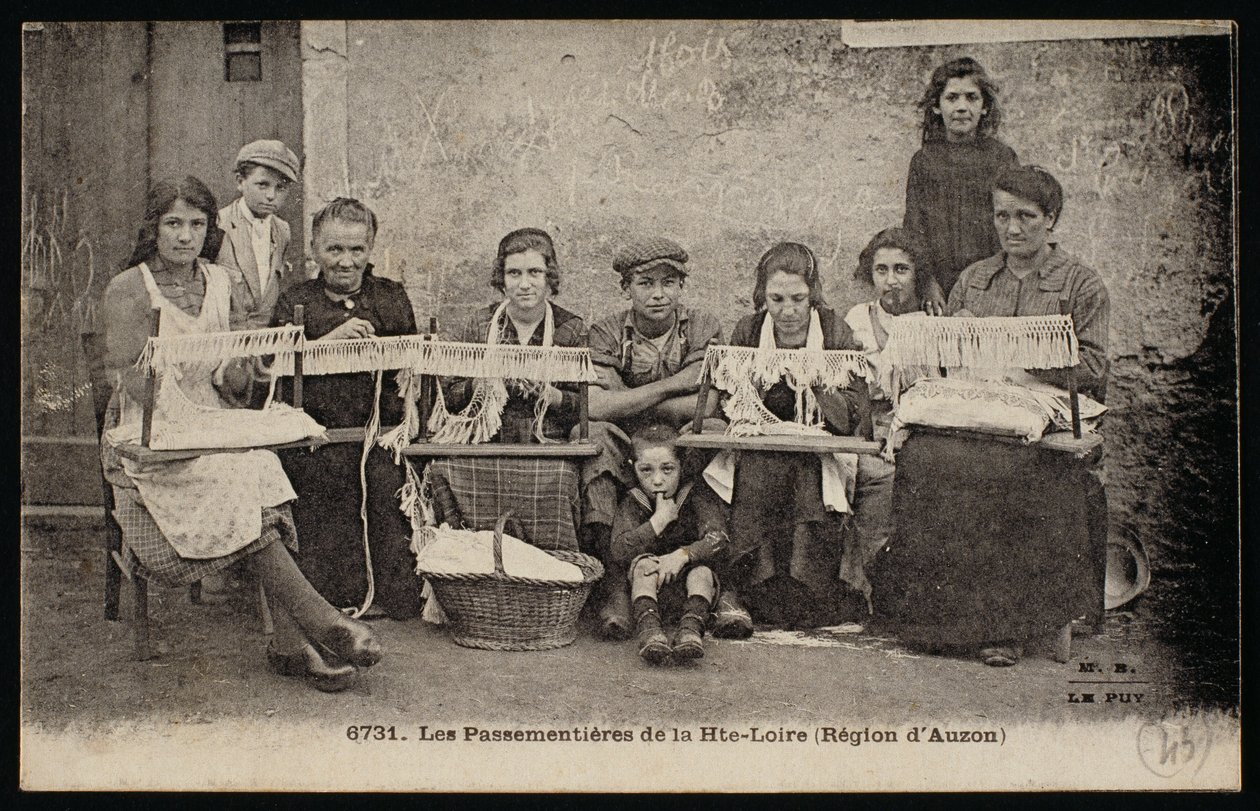 Vykort som föreställer mjuka inredningstillverkare i regionen Auzon, ca 1900 av French Photographer