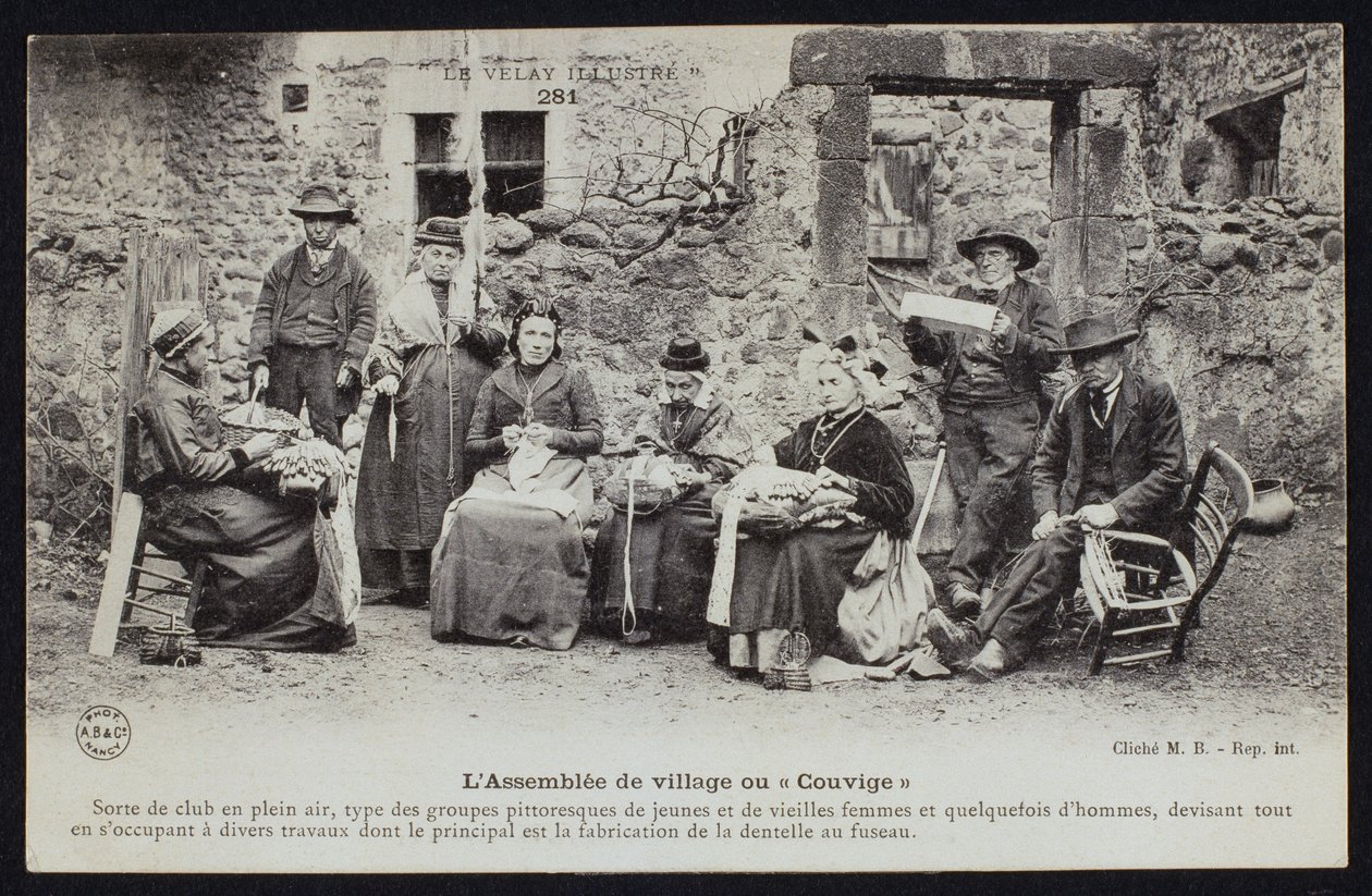 Vykort som föreställer bybornas möte eller Couvige, Le Puy-en-Velay, ca 1900 av French Photographer