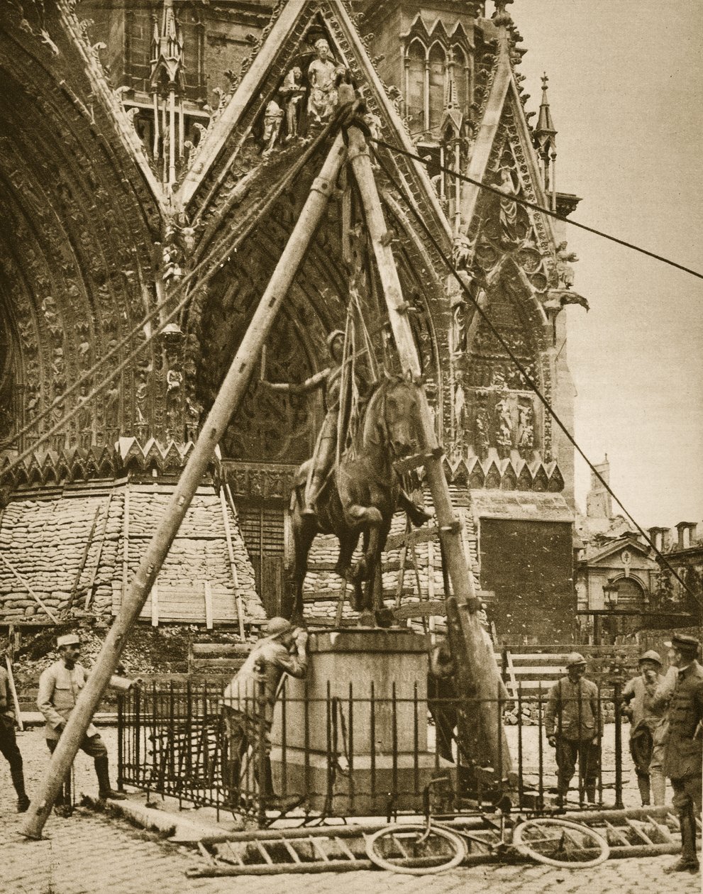 Reims katedral, säkrande bronsstaty, 1914-19 av French Photographer