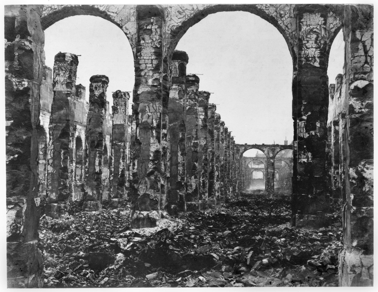 Ruinerna av Cour des Comptes under Paris kommun, 1871 av French Photographer