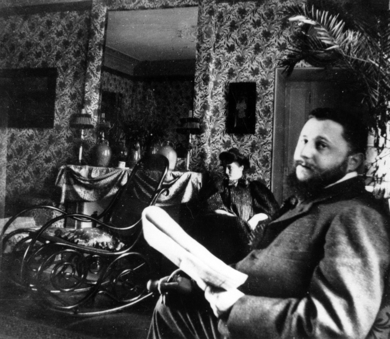 Thadée Natanson och hans fru Misia Godebska i salongen i deras lägenhet i rue Saint-Florentin, Paris, ca 1899 av French Photographer