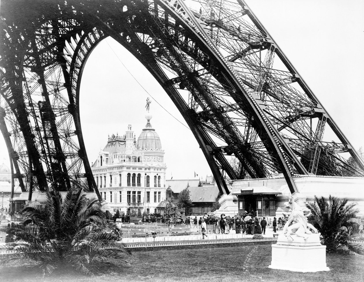 Gaspaviljongen sedd genom basen av Eiffeltornet, Parisutställningen, 1889 av French Photographer