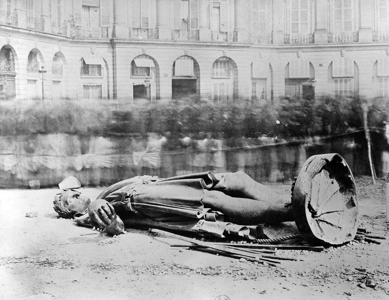 Ställd staty av Napoleon på Place Vendôme, 1871 av French Photographer