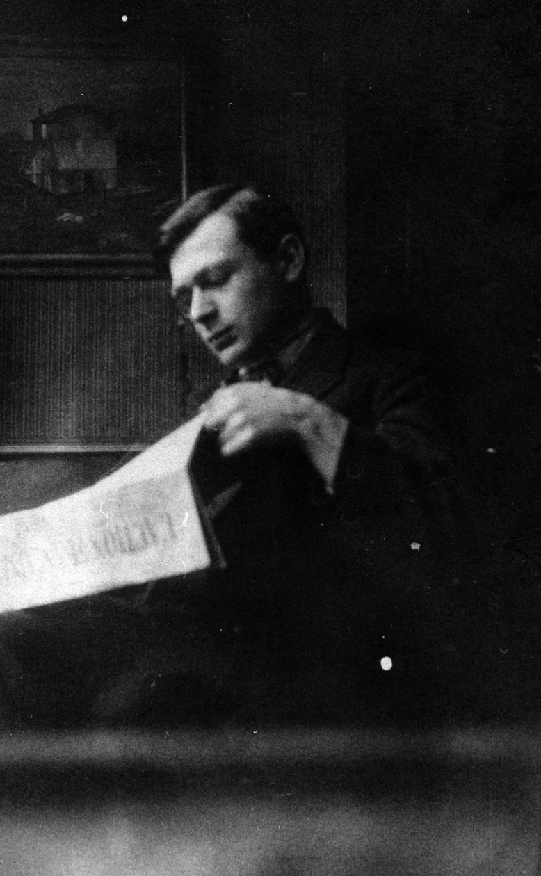 Tristan Tzara läser LAction Francaise, c.1920-30 av French Photographer