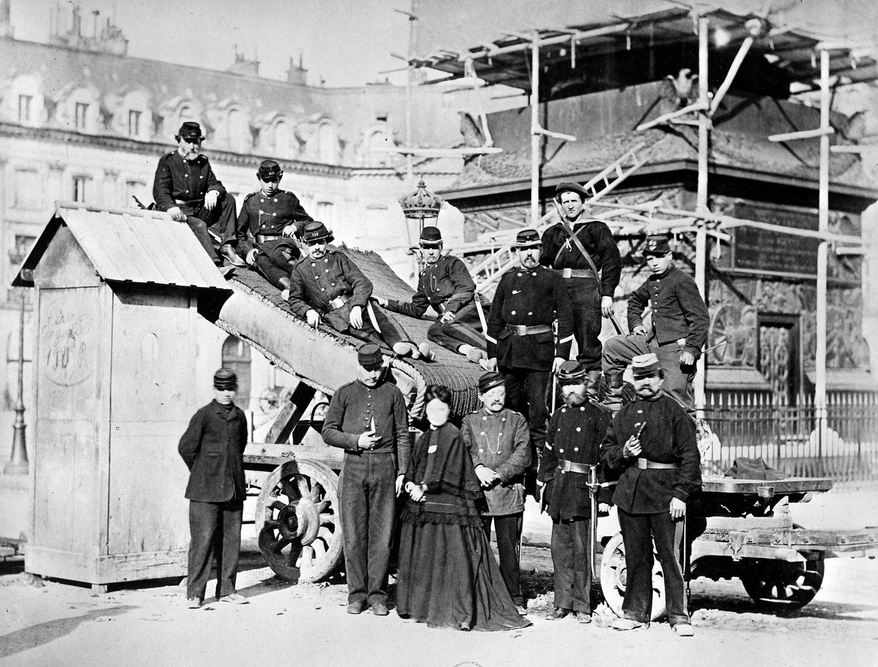 Trupper från Pariskommunen på Place Vendôme, 1871 av French Photographer