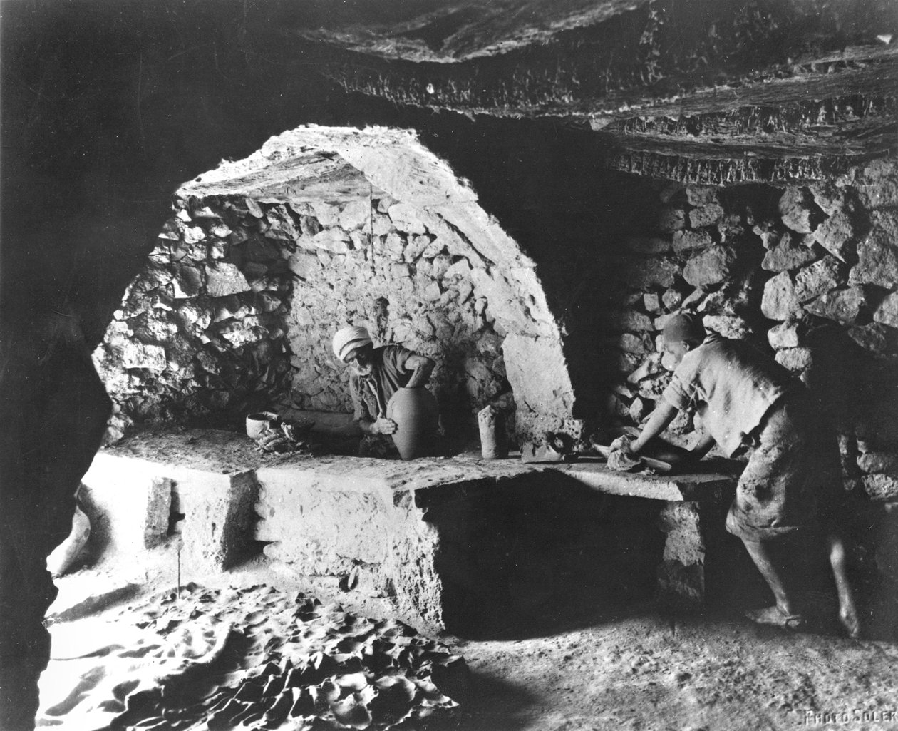 Tunisisk keramiker, ön Djerba, ca 1900 av French Photographer