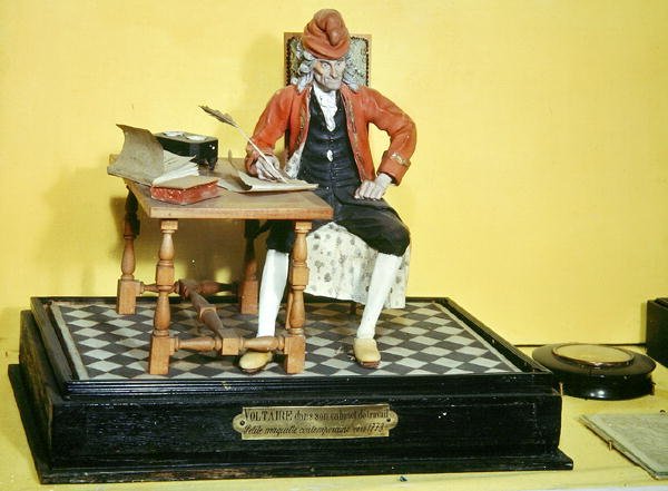Modell av Voltaire (1694-1778) i hans studie, c.1773 av French School