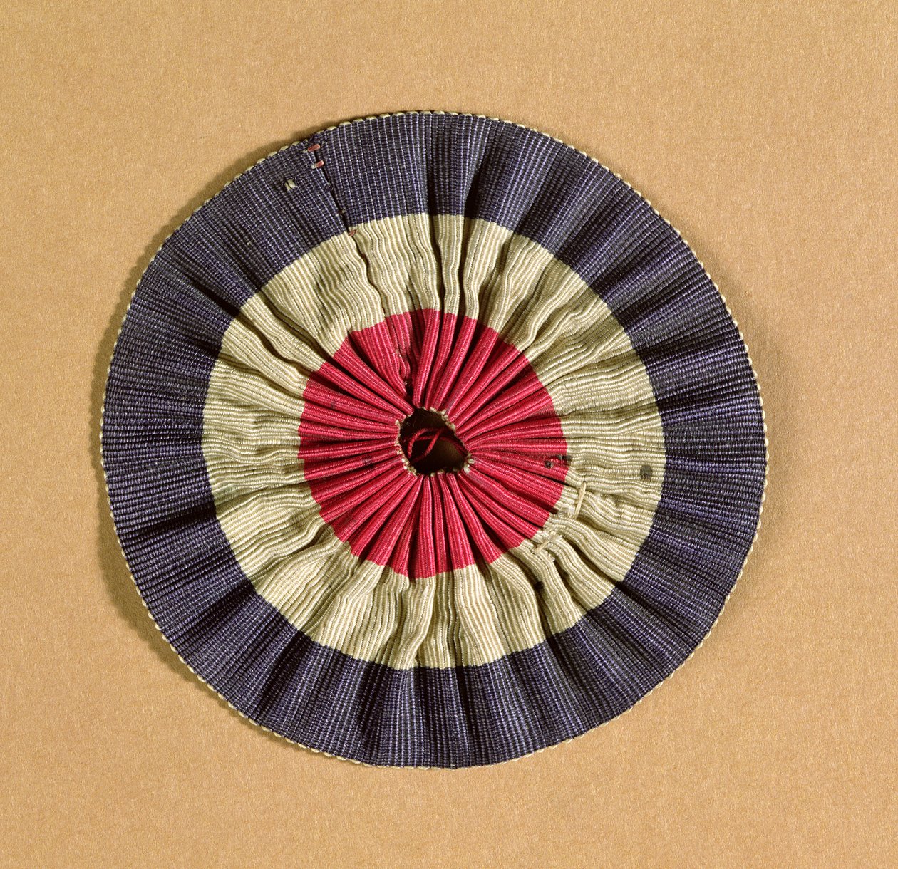 Trefärgad rosett (textil) av French School