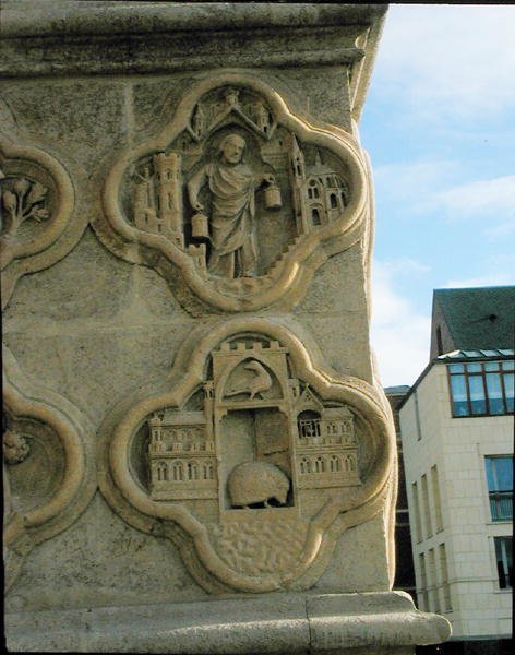 Två quatrefoils på den mittre vänstra stöttan av västfronten, c.1220 av French School