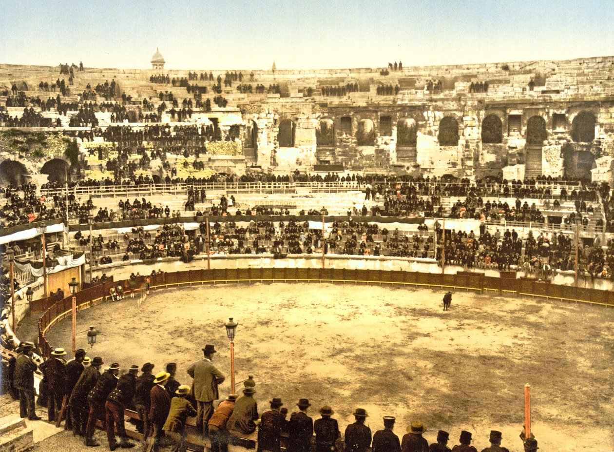 Inuti amfiteatern i Nîmes, 1890-1900 av French Photographer
