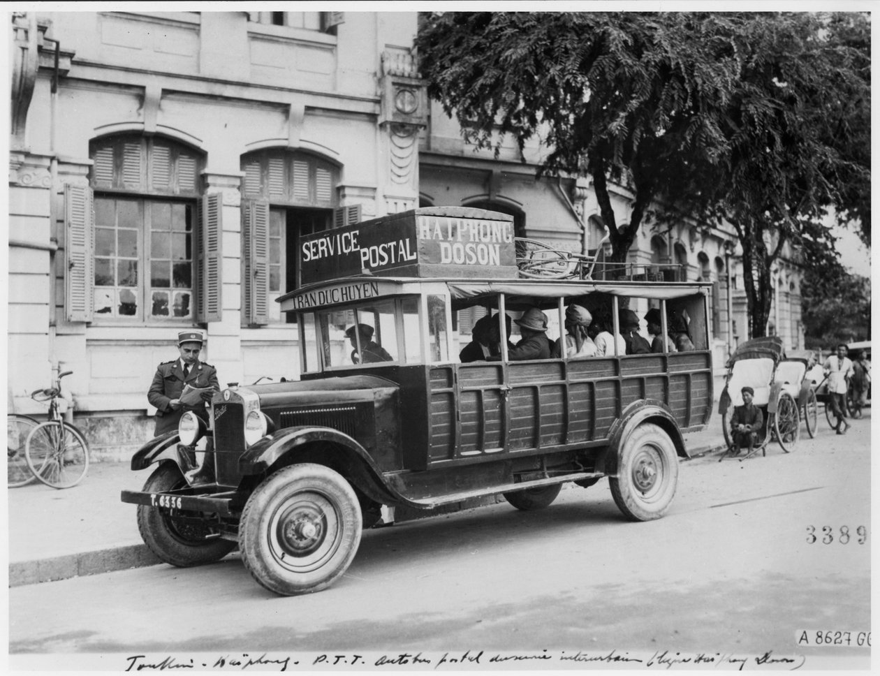Postbuss vid Haiphong, ca 1920 av French Photographer