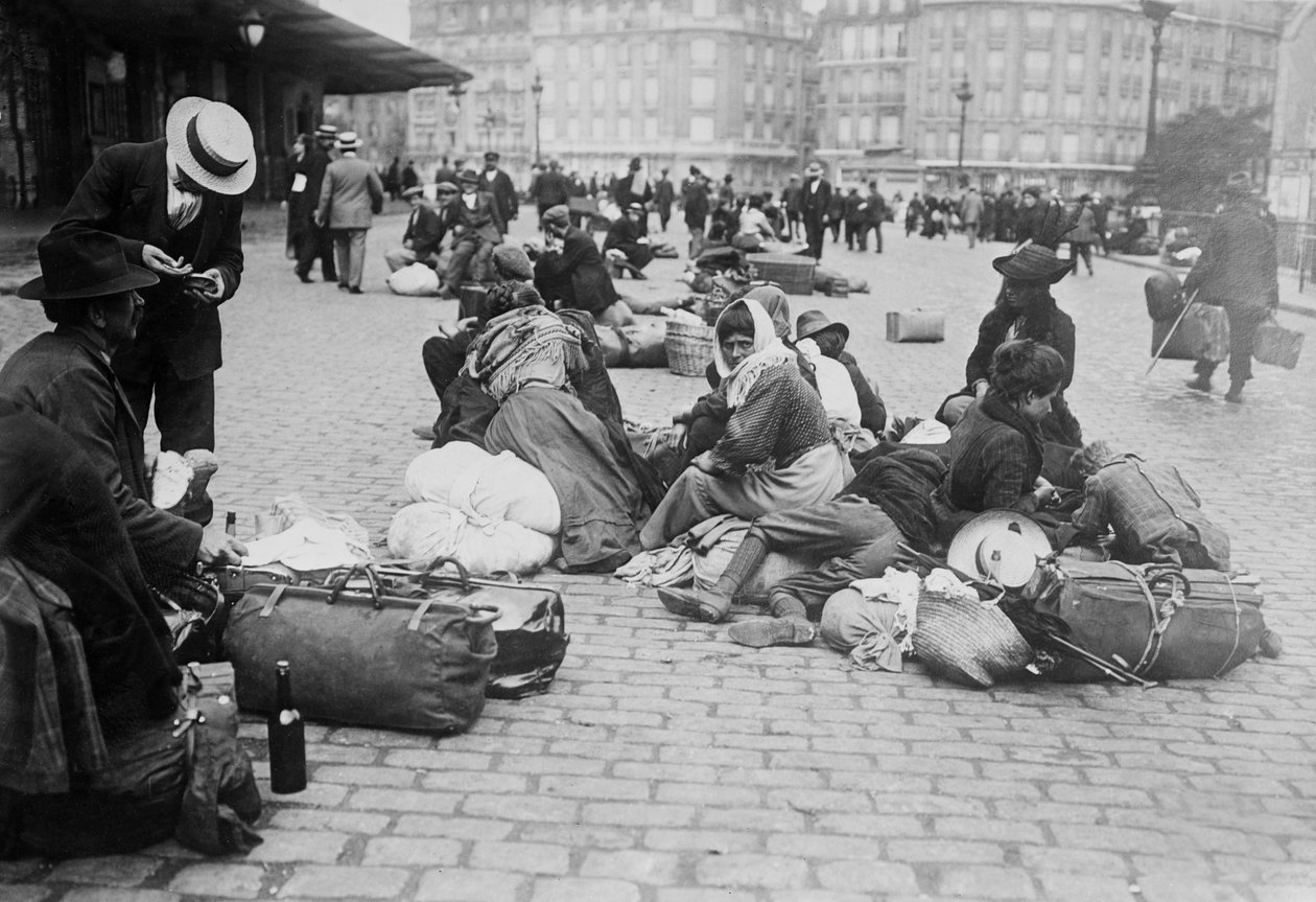 Krigsflyktingar, Gare de Lyon, Paris, 1914 av French Photographer