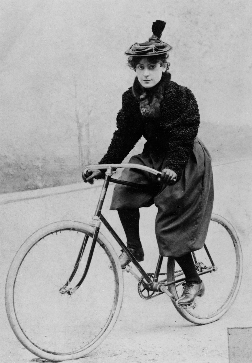 Kvinna på cykel, 1894 av French Photographer
