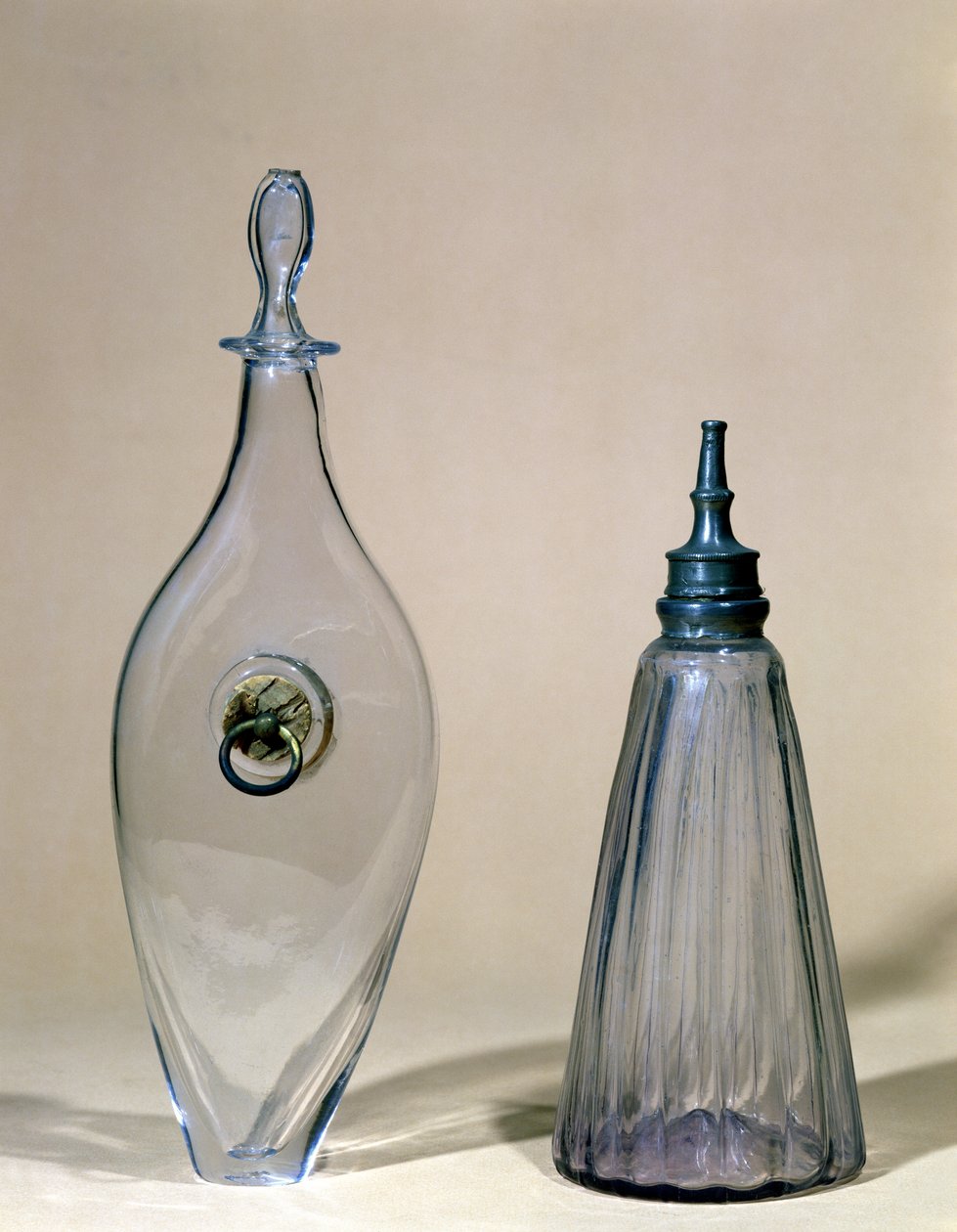 Nappflaskor, 1700-1800-tal (glas) av French School