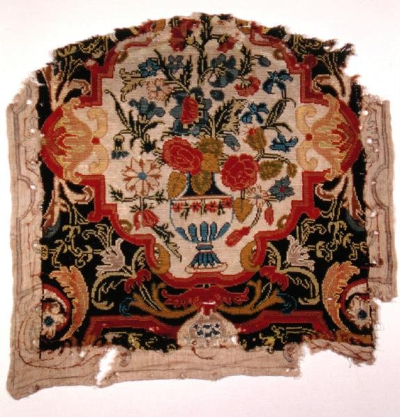 Stolsrygg föreställande en vas med blommor (broderi) av French School