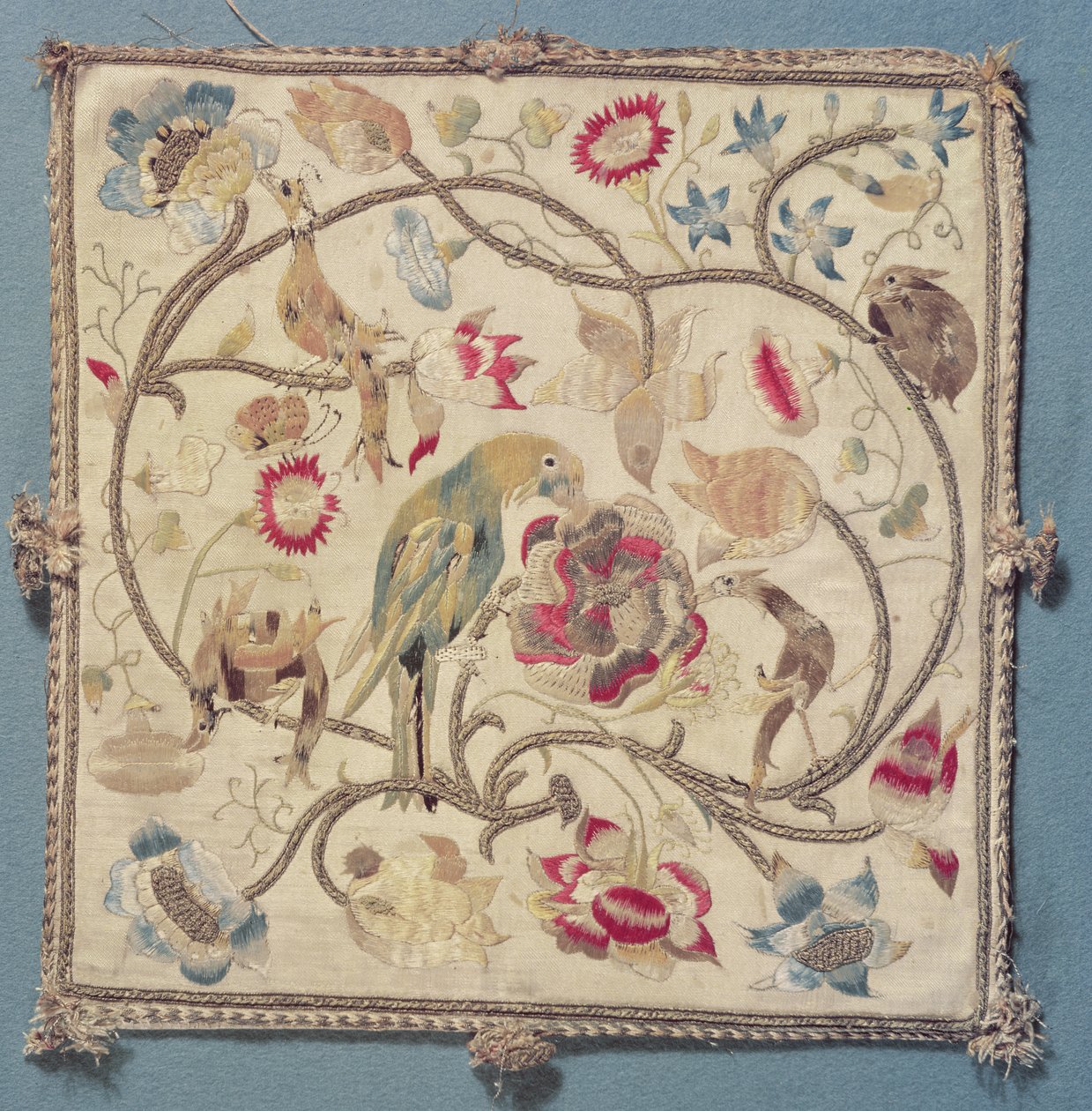 Broderi med en design av papegojor av French School