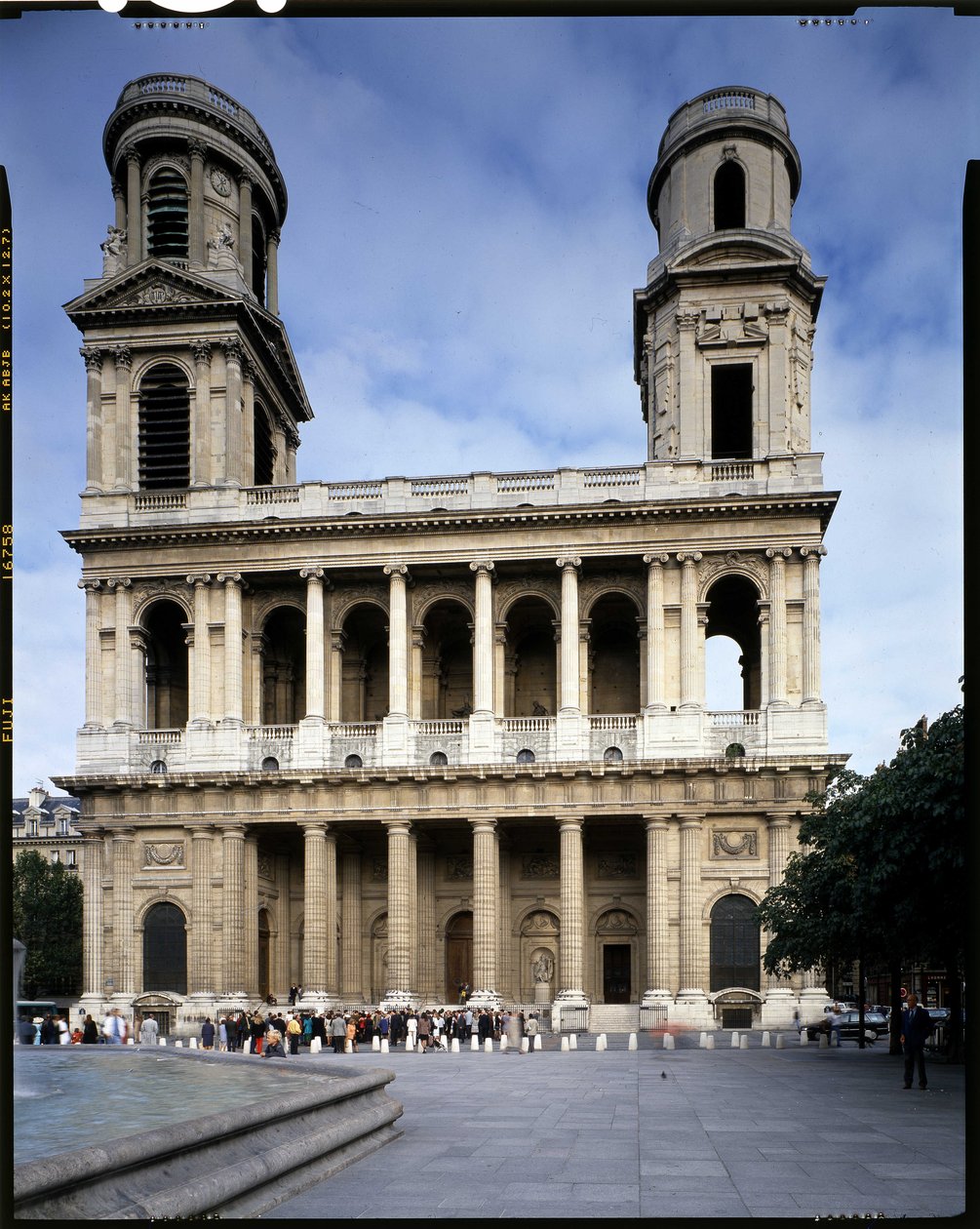 Saint Sulpice kyrka i Paris. av French School