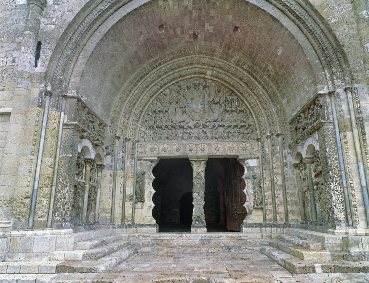 Södra portalen, byggd c.1115 av French School