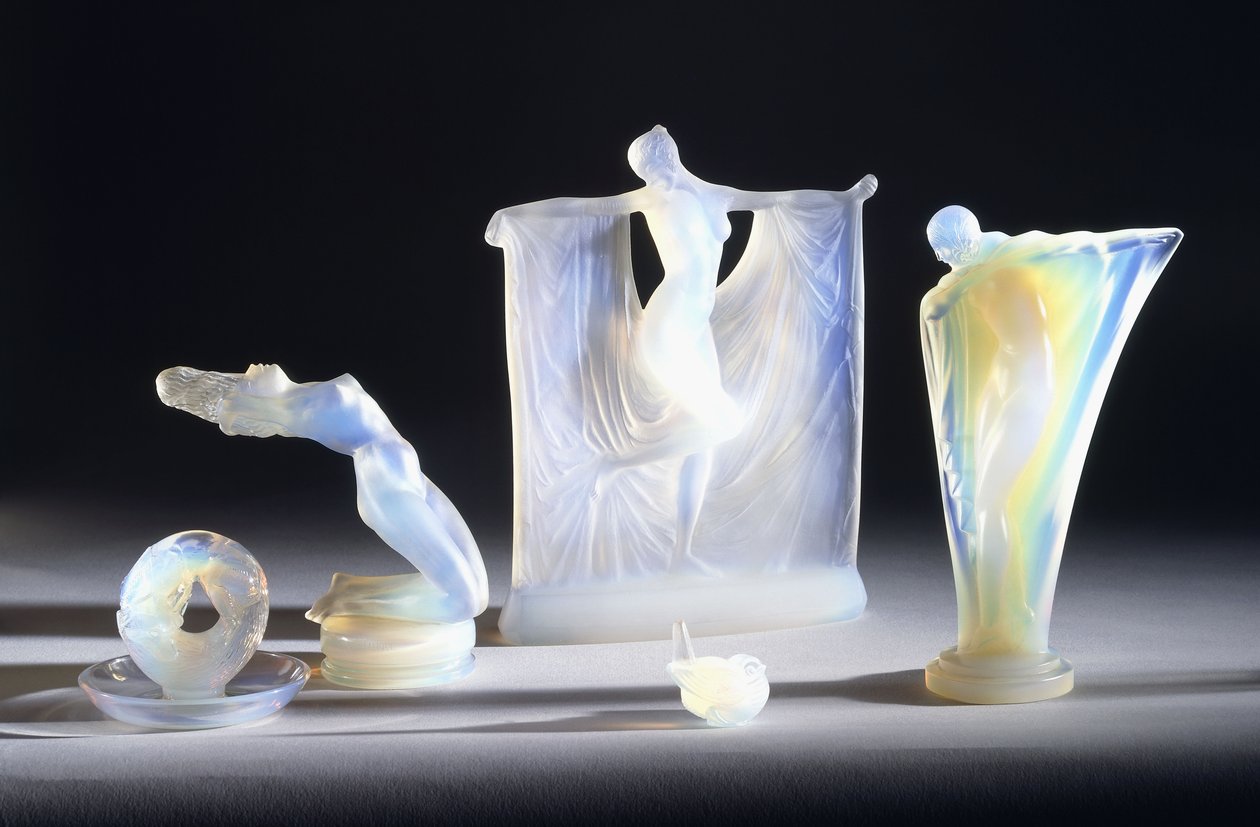 Tre opaliserande glasobjekt av Lalique, av French School