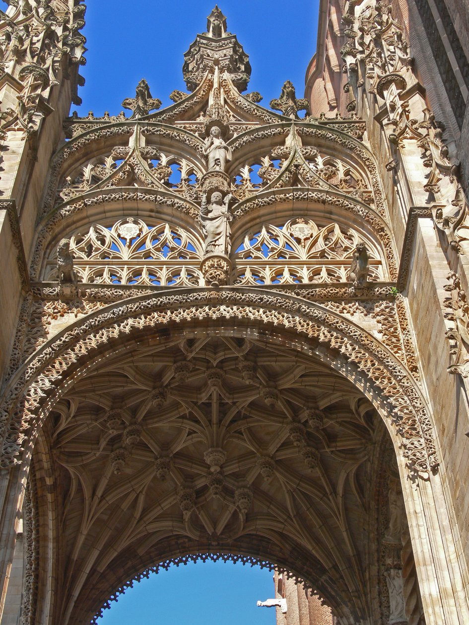 Tracery ovanför södra dörren av French School