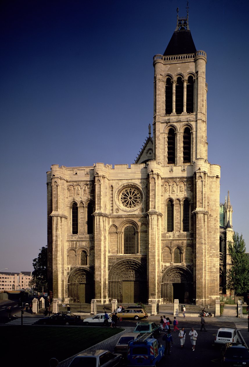 Vy över den västra fasaden, påbörjad c.1135 av French School