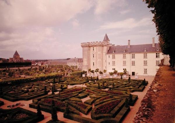 Utsikt över gården och trädgårdarna av French School