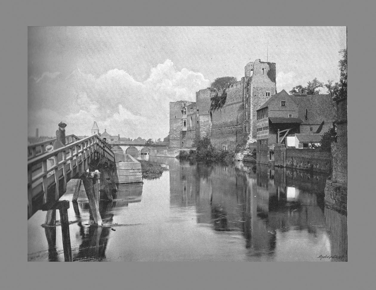 Newark Castle and Bridge, c1900 av Frith and Co