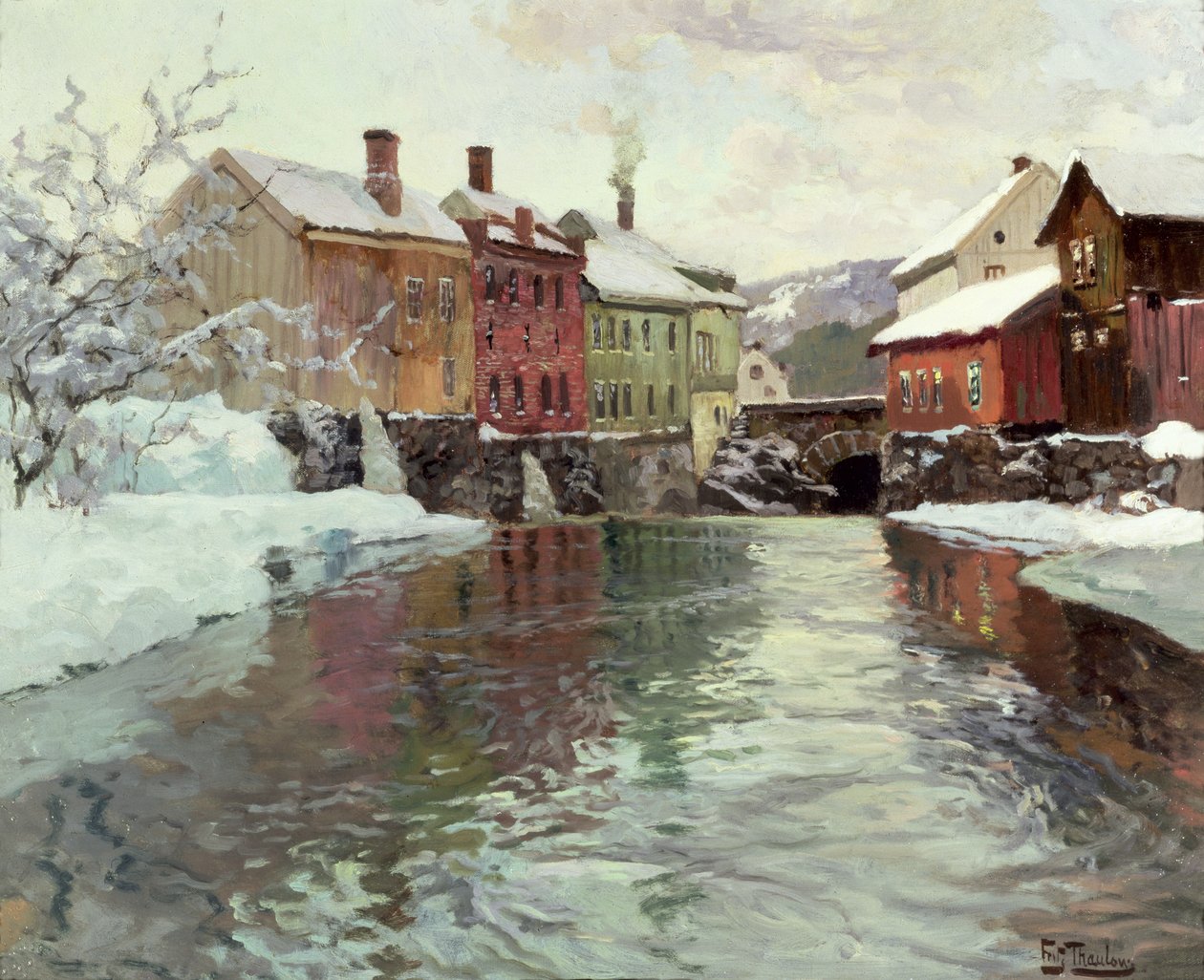 Snötäckta byggnader vid en flod av Frits Thaulow