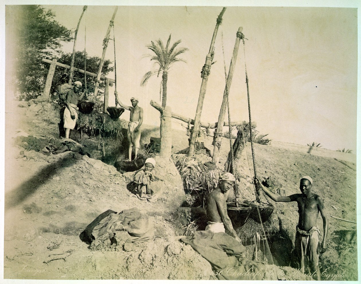Shadufs i övre Egypten (sepiafoto) av G. Lekegian