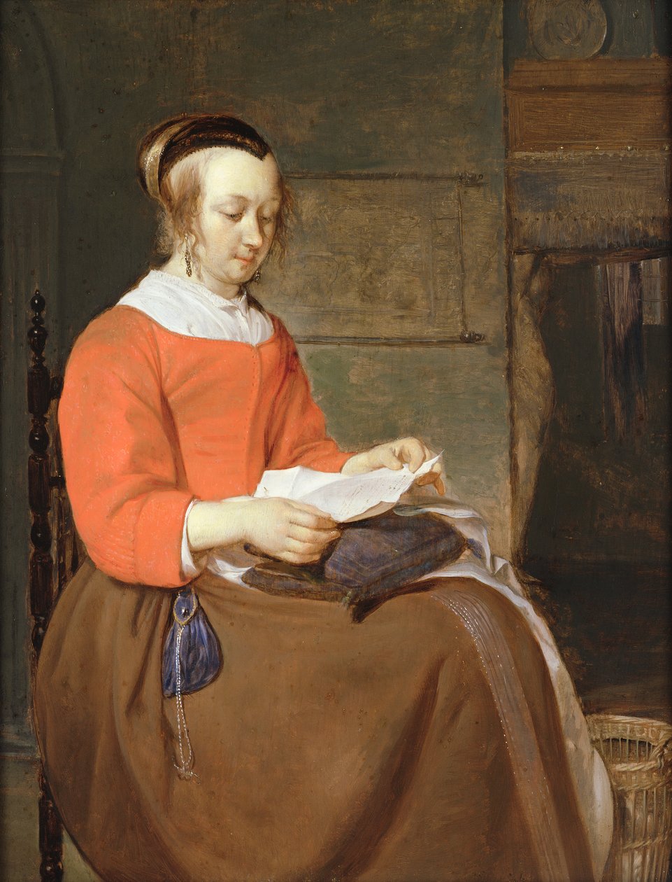 En ung kvinna sitter i en interiör och läser ett brev. av Gabriel Metsu