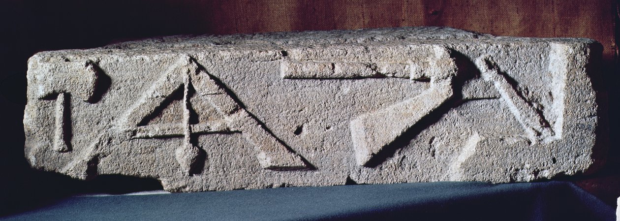 Relief föreställande en stenhuggares instrument, 2:a-3:e århundradet av Gallo Roman