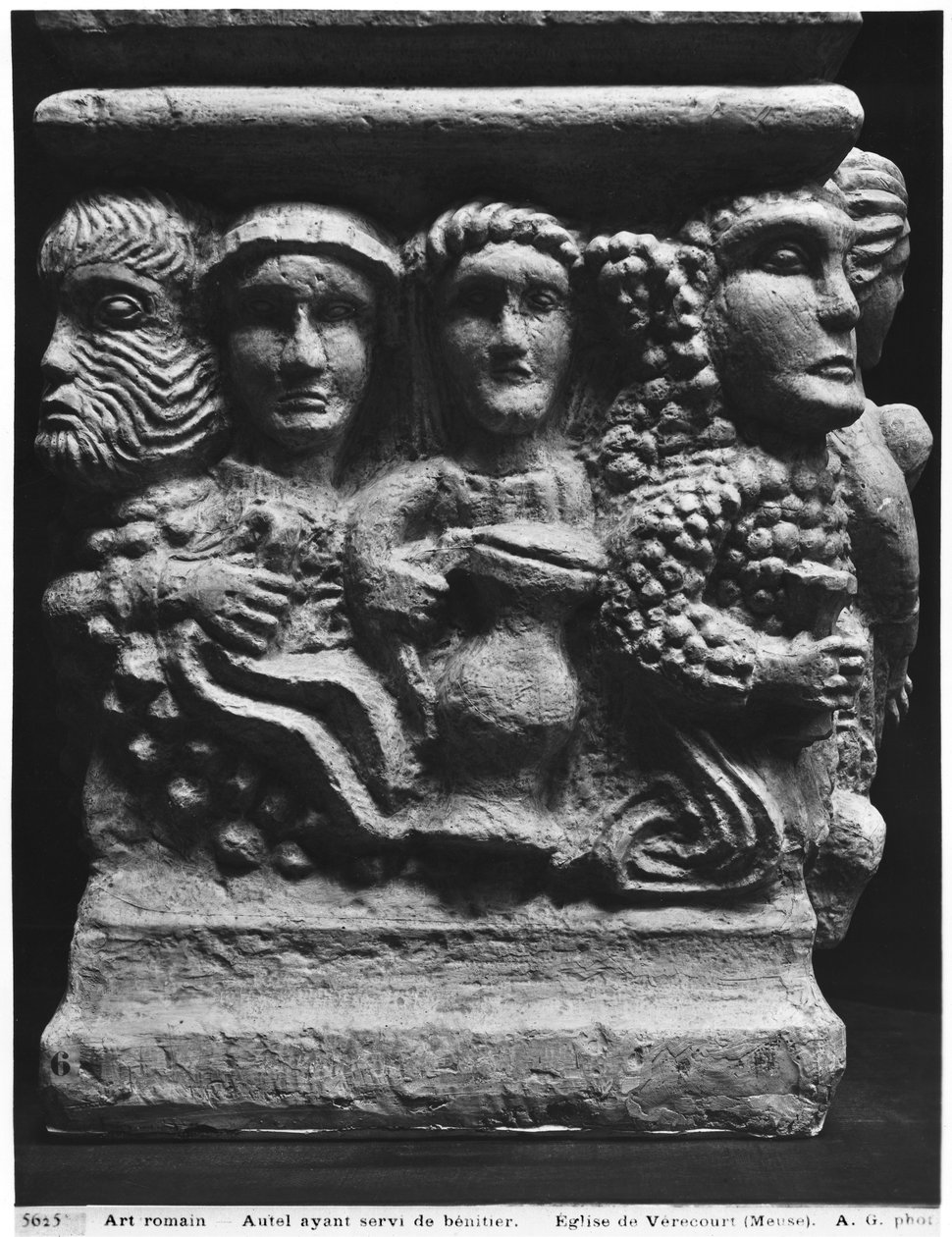 Framsidan av ett altare som används som en typsnitt föreställande huvuden, från kyrkan Vericourt, Meuse (gipsavgjutna) av Gallo Roman