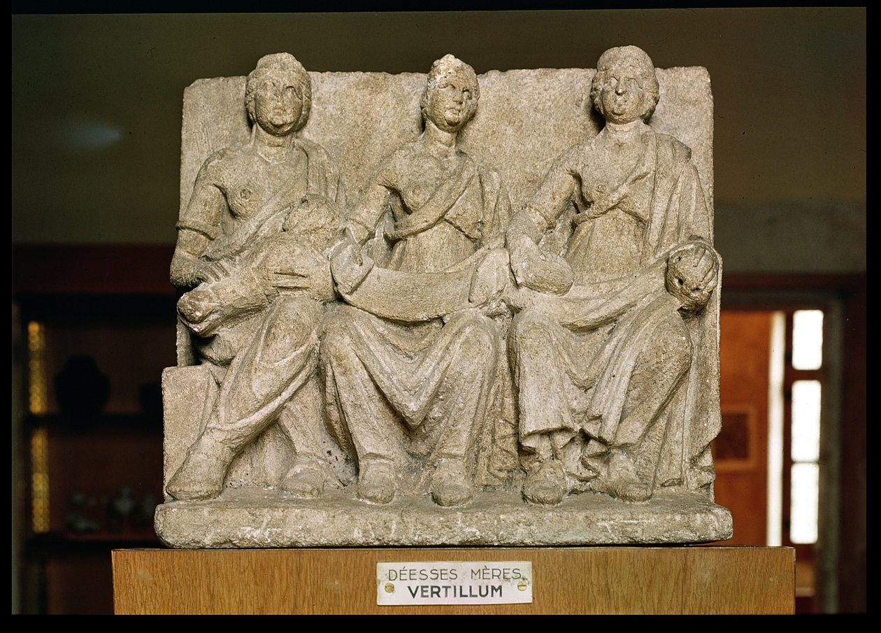 Votivskulptur av en tredubbel modergudinna av Gallo Roman