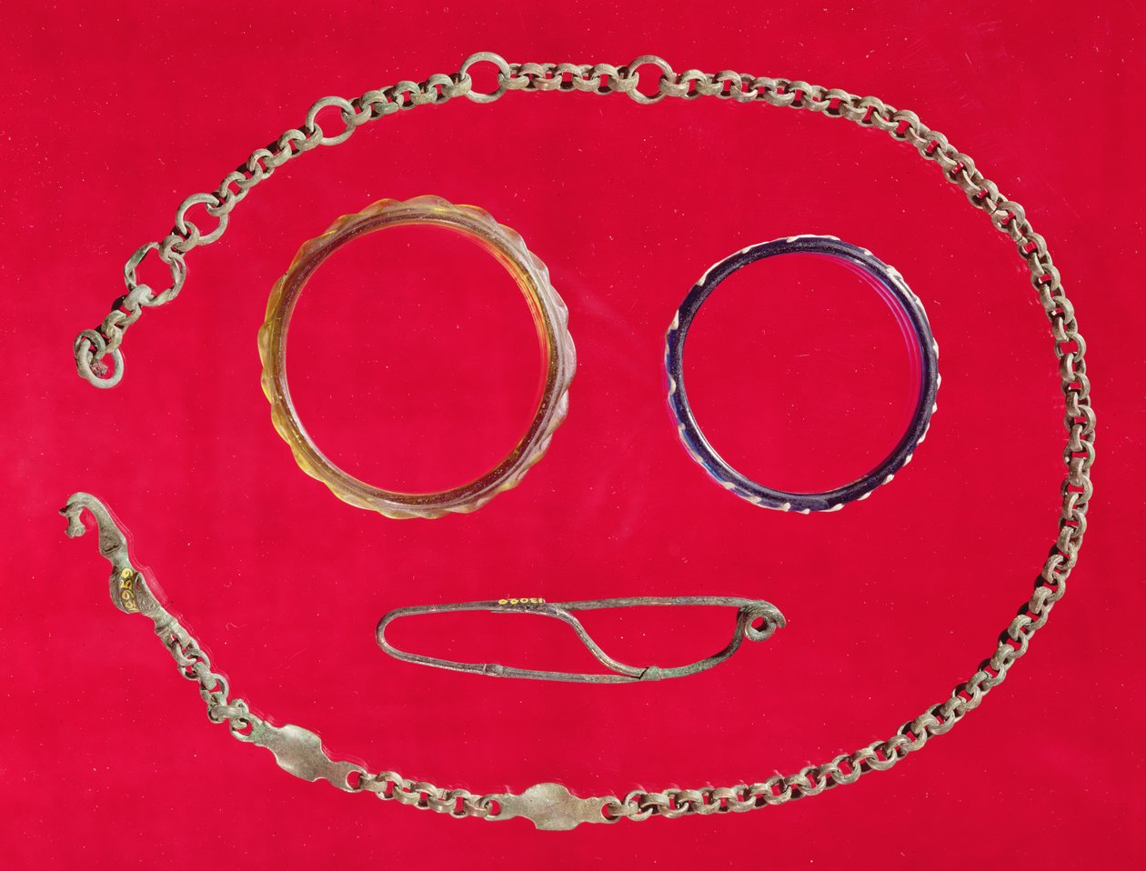 Bälte, brosch och två armband, Tene II (glas och brons) av Gaulish