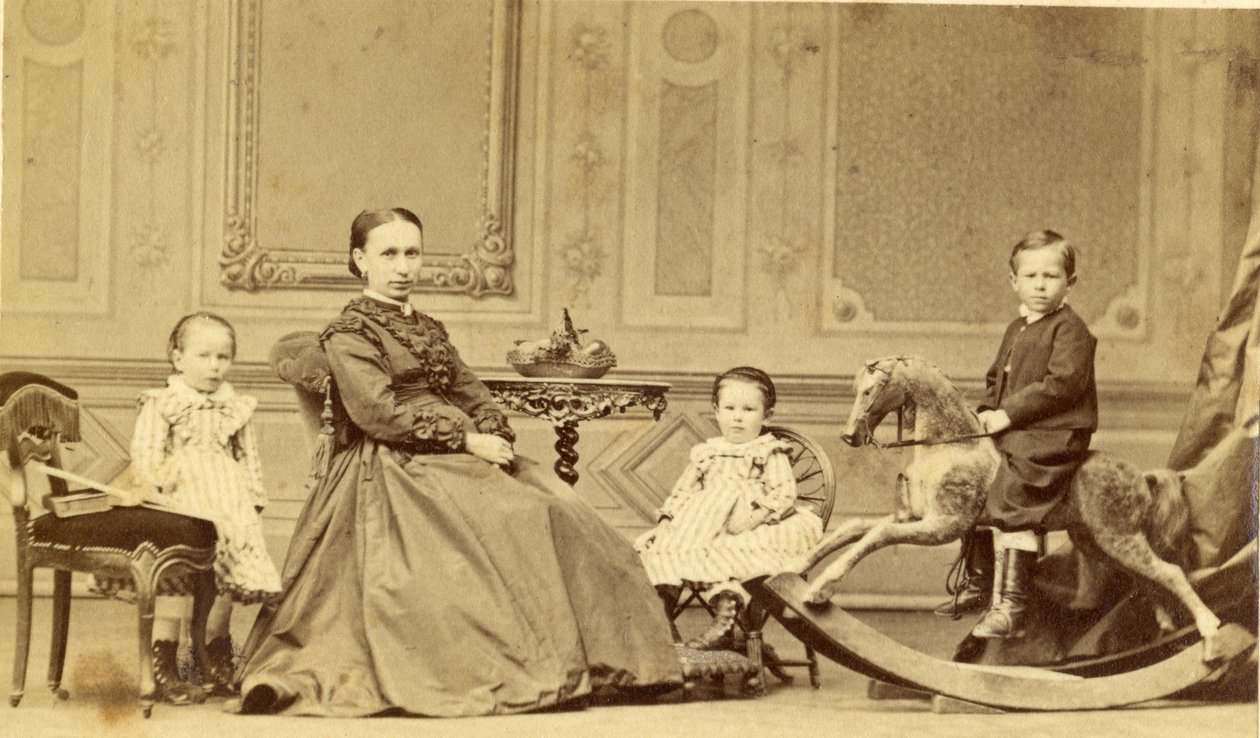 Ung pojke på gunghäst omgiven av sin familj, 1860-talet (albumenprint) av Georg Friedrich Brandseph