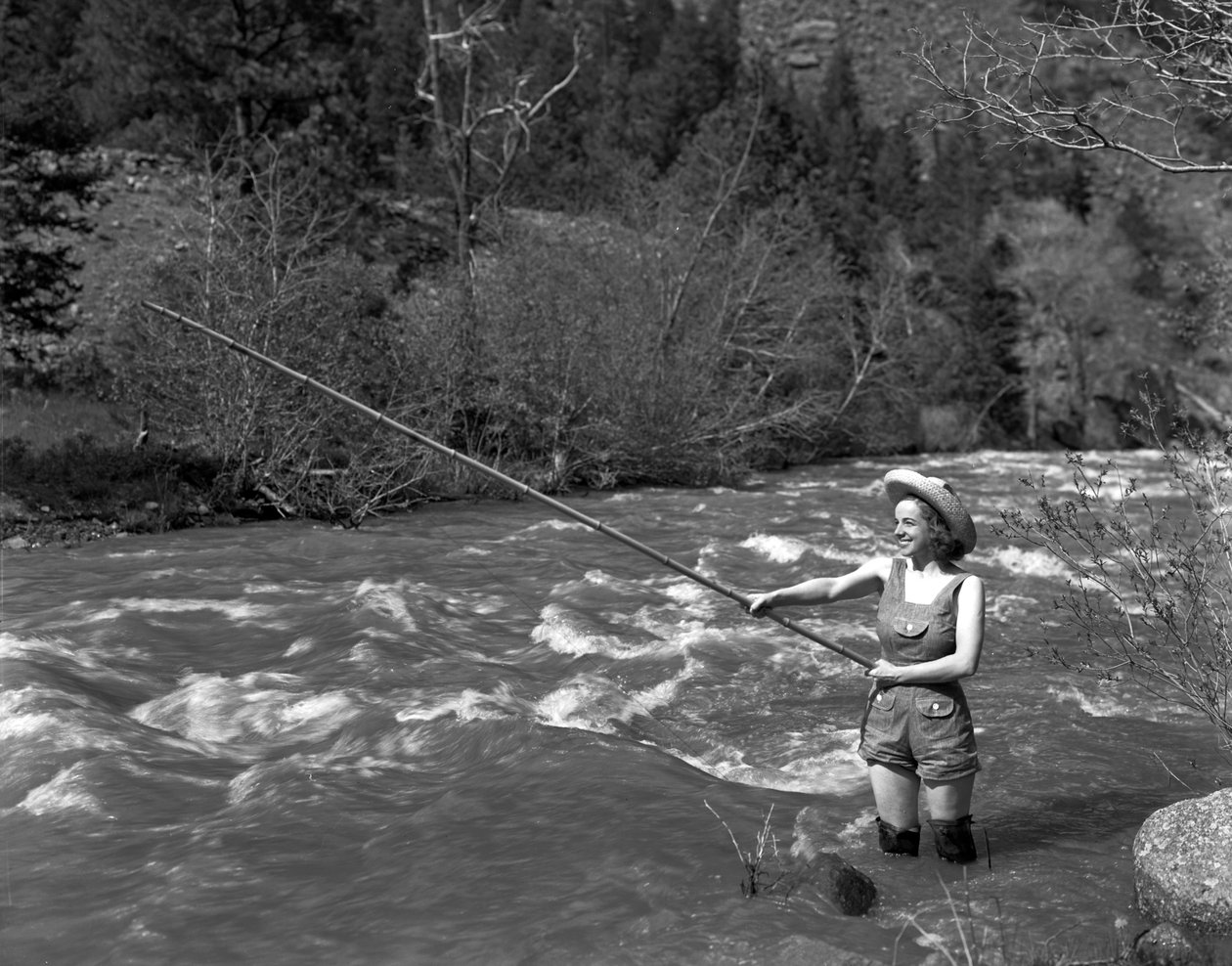 Flicka som fiskar, ca 1935 av George Lytle Beam
